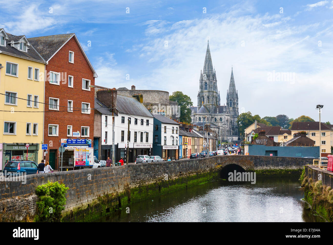 Cork, Irlanda. La Catedral de Saint Fin Barre y el río Lee, Cork City, Condado de Cork, República de Irlanda Foto de stock