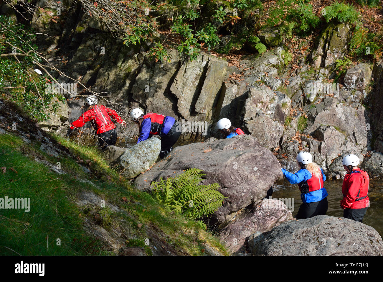 La gente en la codificación ghyll Lake District, RU Foto de stock