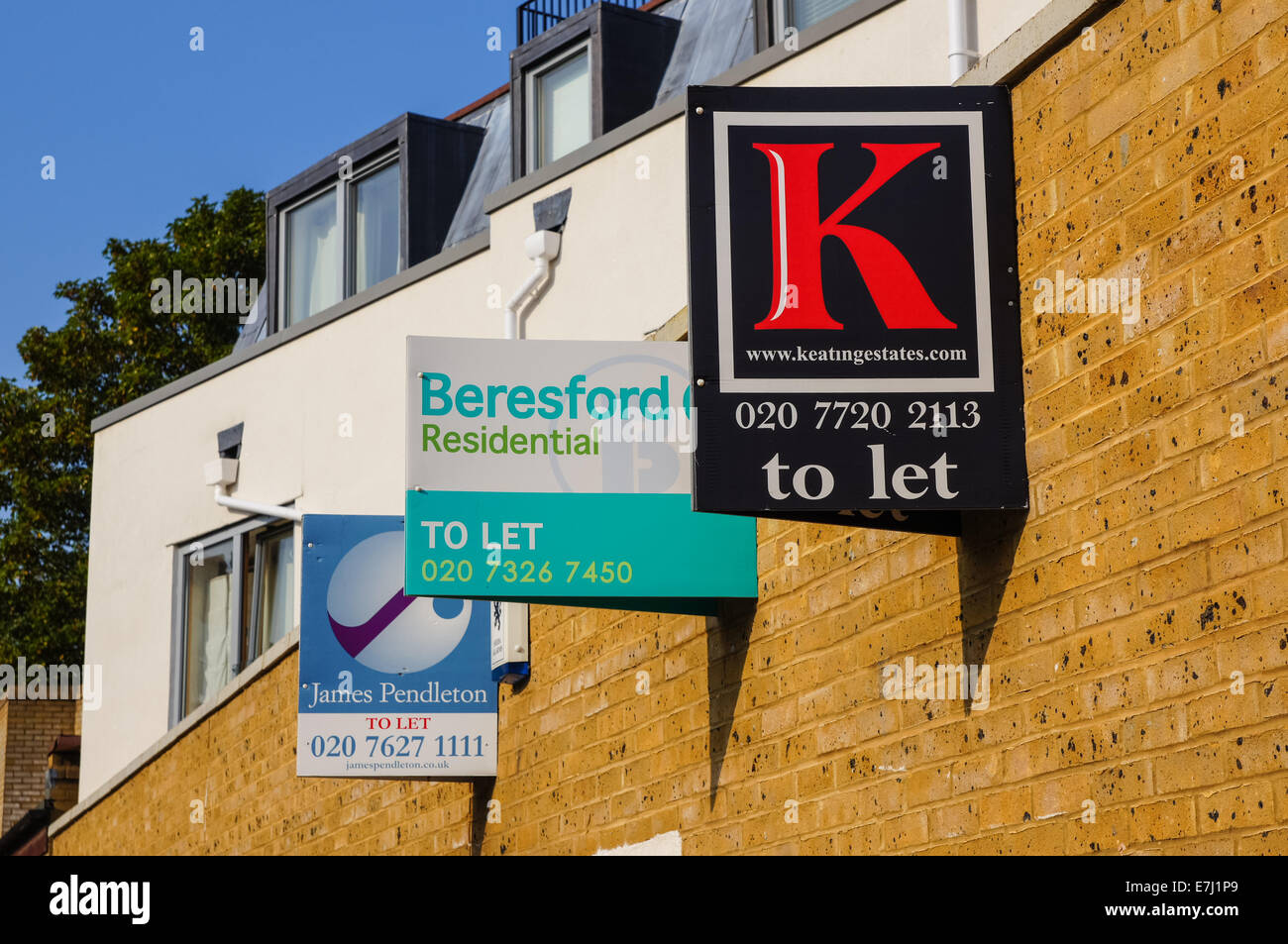 Letreros de propiedades inmobiliarias para dejar fuera de las modernas casas adosadas en South London Inglaterra Reino Unido Reino Unido Foto de stock