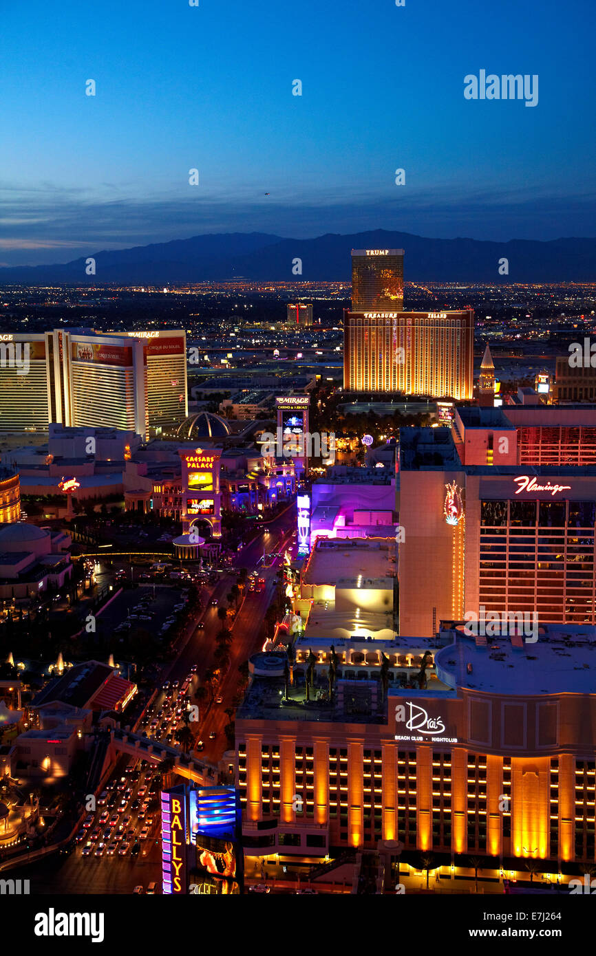 Los casinos y hoteles del Strip, vistos desde la réplica de la Torre Eiffel del Paris Hotel and Casino, Las Vegas, Nevada, EE.UU. Foto de stock
