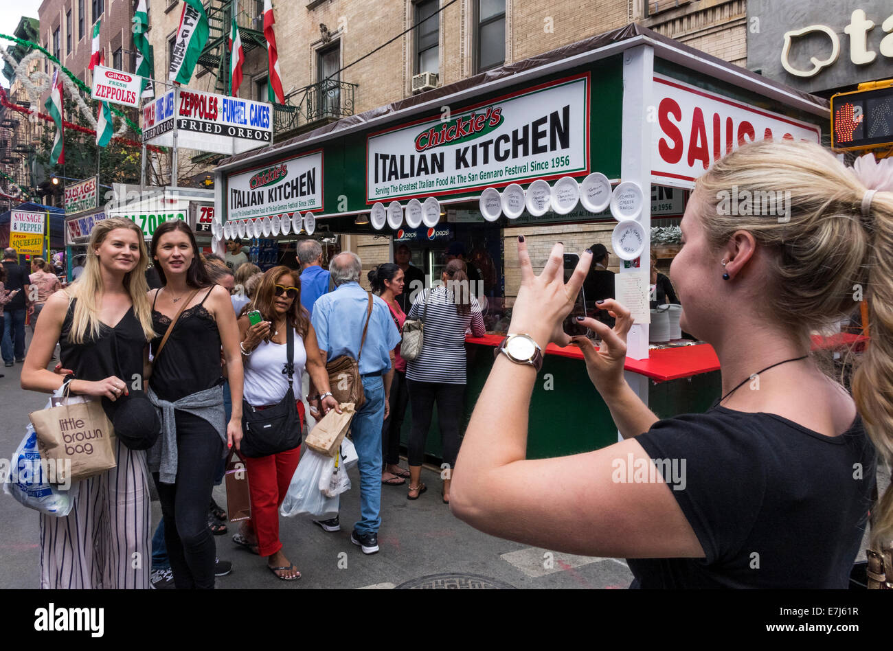 Tres mujeres de Europa oriental hacer instantáneas en la fiesta de San