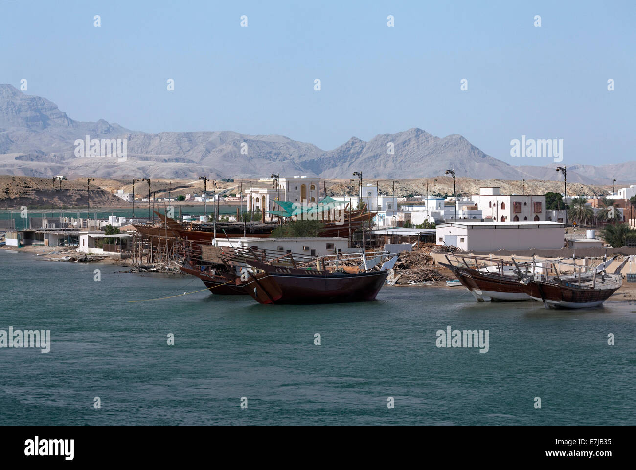 Astillero para la reparación de viejos buques-dhow, Sur, Ash Sharqiyah provincia, Sultanato de Omán, Península arábiga Foto de stock