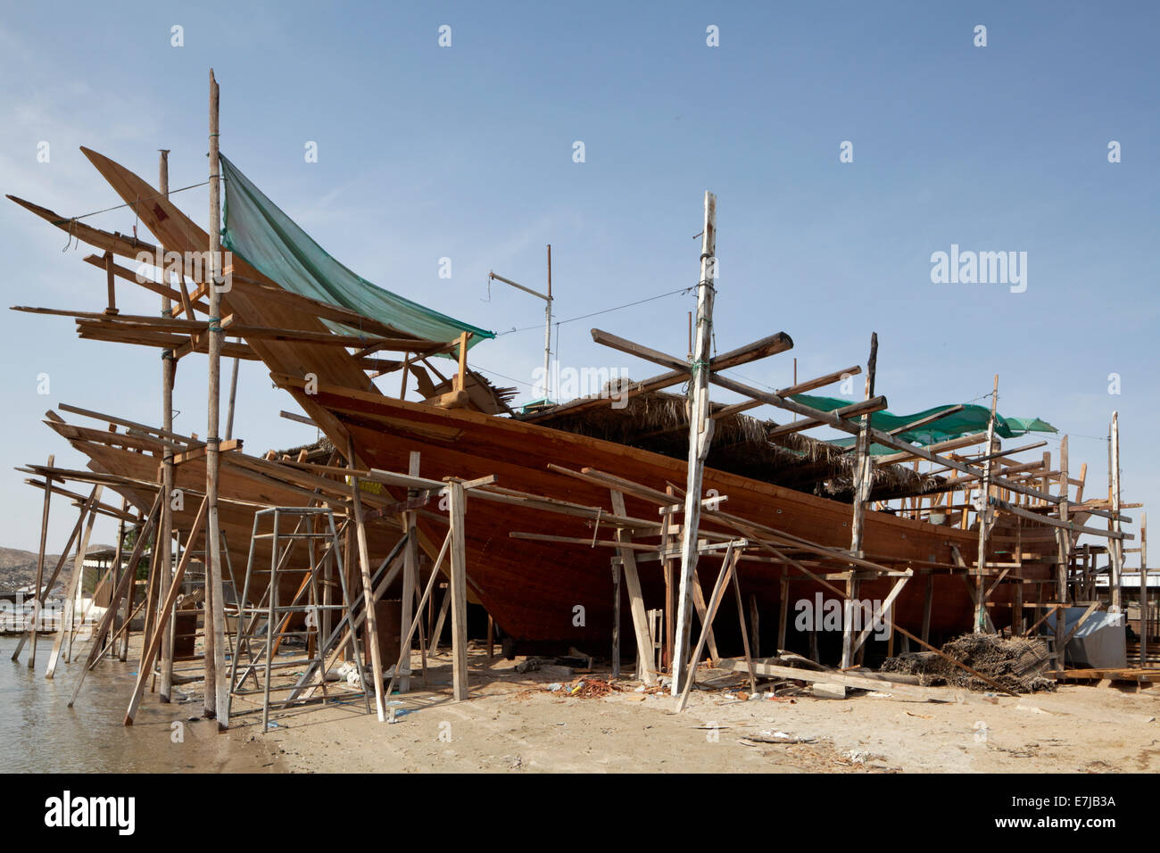 Astillero con un viejo barco dhow siendo reparada, Sur, Ash Sharqiyah provincia, Sultanato de Omán, Península arábiga Foto de stock