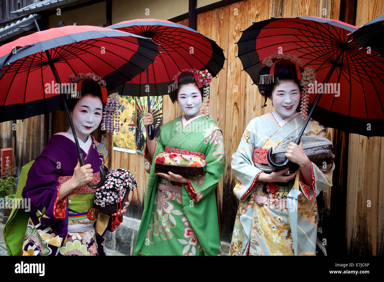 Las mujeres japonesas, belleza femenina, geishas posando para una foto,  área de Gion, en Kioto, Japón, Asia. Maquillaje de geisha y vestimenta  tradicional Fotografía de stock - Alamy