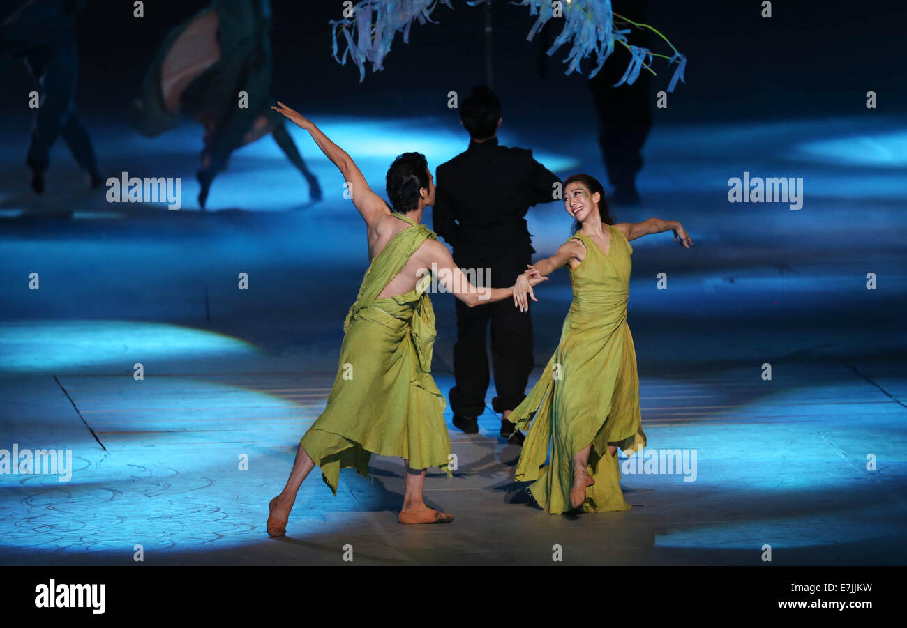 Incheon, Corea del Sur. 19 Sep, 2014. Los danzarines bailan durante la ceremonia de apertura de la 17ª Juegos Asiáticos en Incheon, Corea del Sur, 19 de septiembre de 2014. Crédito: Meng Yongmin/Xinhua/Alamy Live News Foto de stock