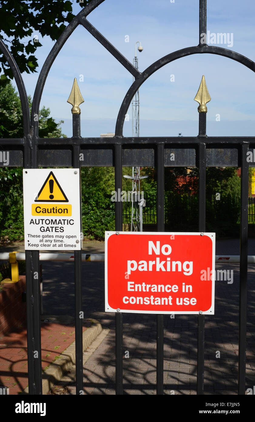 Ningún aviso de aparcamiento delante de las puertas cerradas a las oficinas y apartamentos en Leeds, Yorkshire, Reino Unido Foto de stock