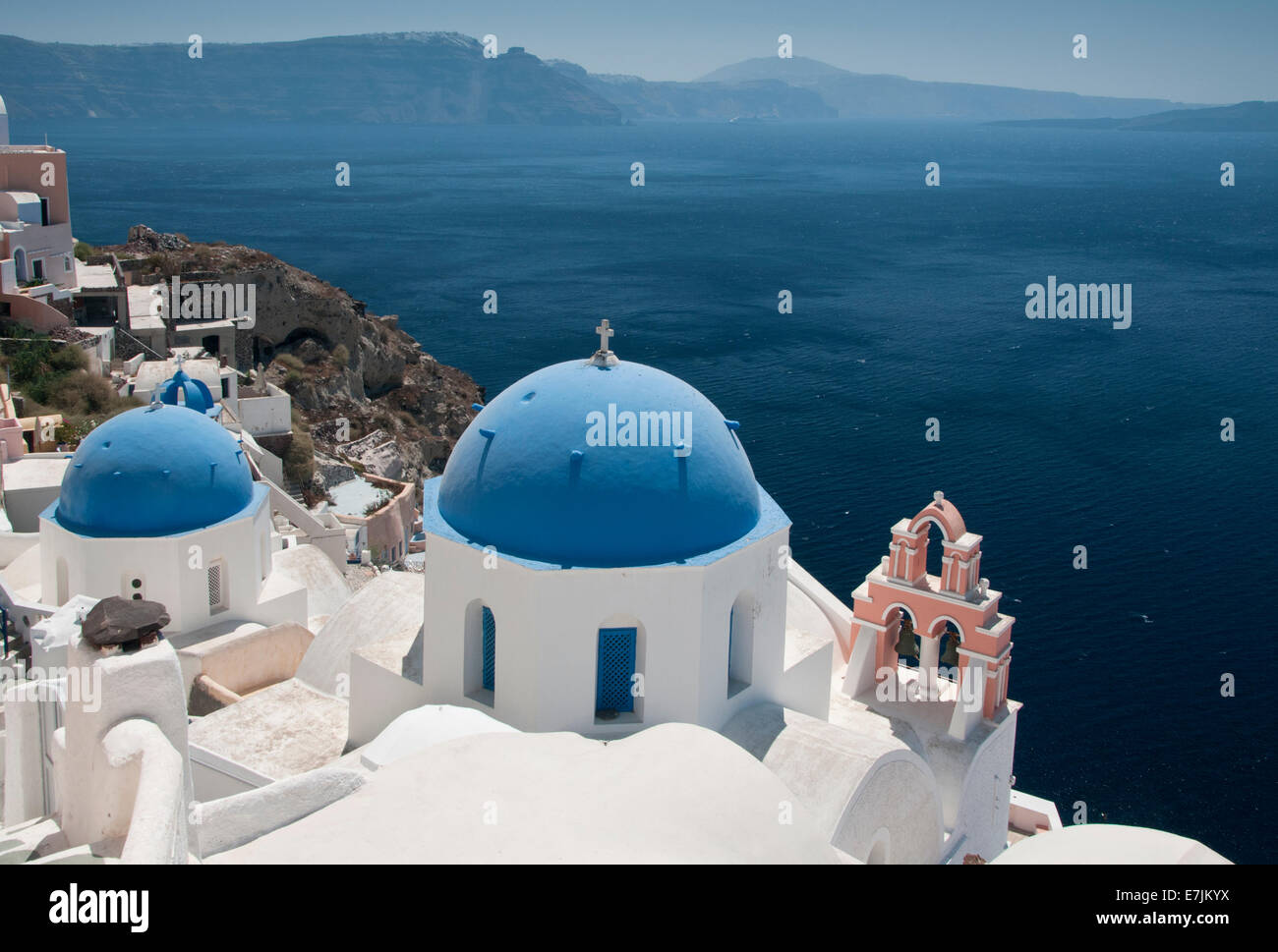 Iglesias con cúpula azul con vistas a la Caldera, Oia, Santorini, Cícladas, Islas Griegas, Grecia, Europa Foto de stock