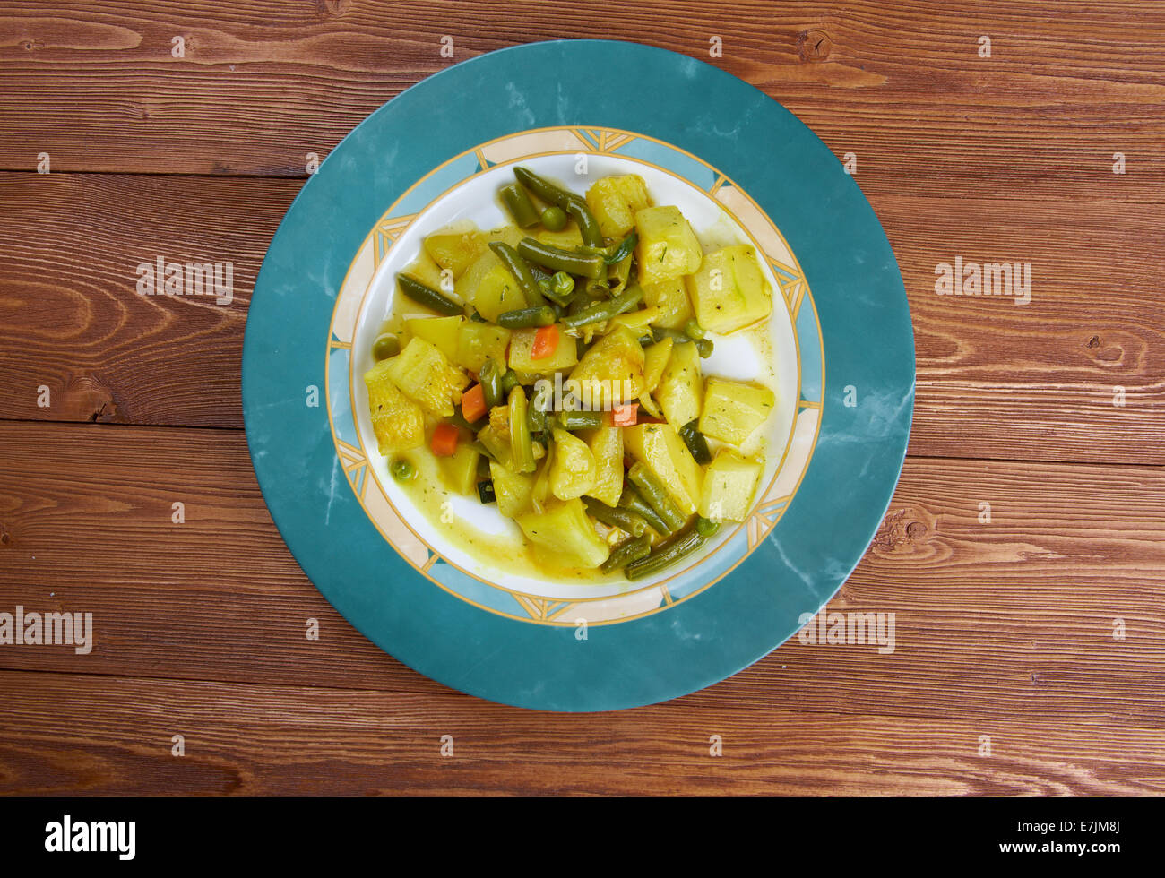 En umido zucchine con uova - Cocina Italiana calabacín al vapor con especias Foto de stock