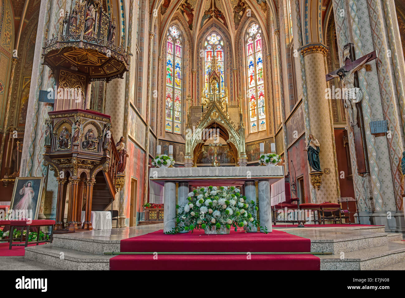 Interior de la iglesia neogótica de Santa Ludmila en Namesti Miru (Plaza de la Paz) en Praga Foto de stock