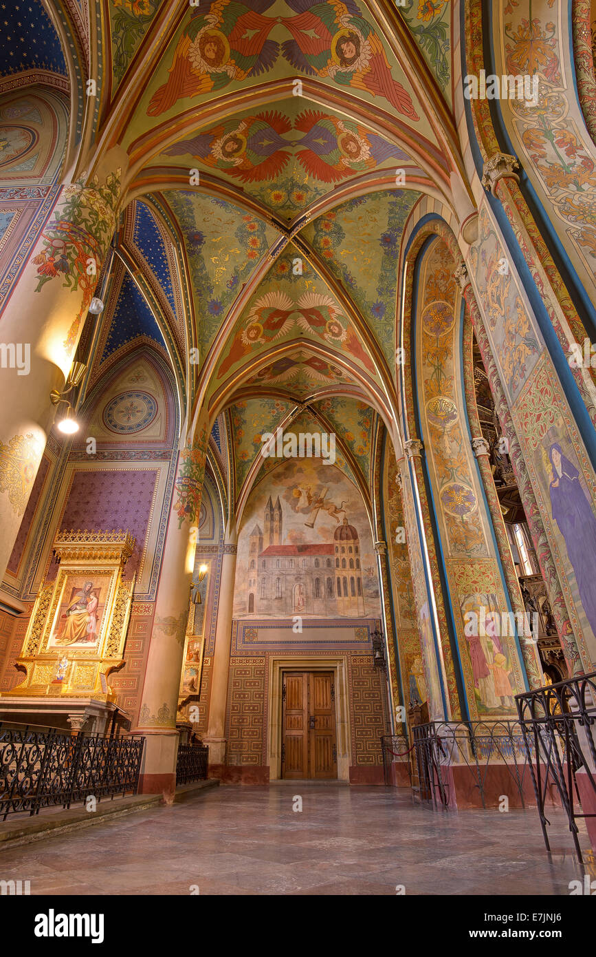 Interior de la neo-gótica de la Catedral de San Pedro y san Pablo en la fortaleza de Vysehrad, Praga Foto de stock