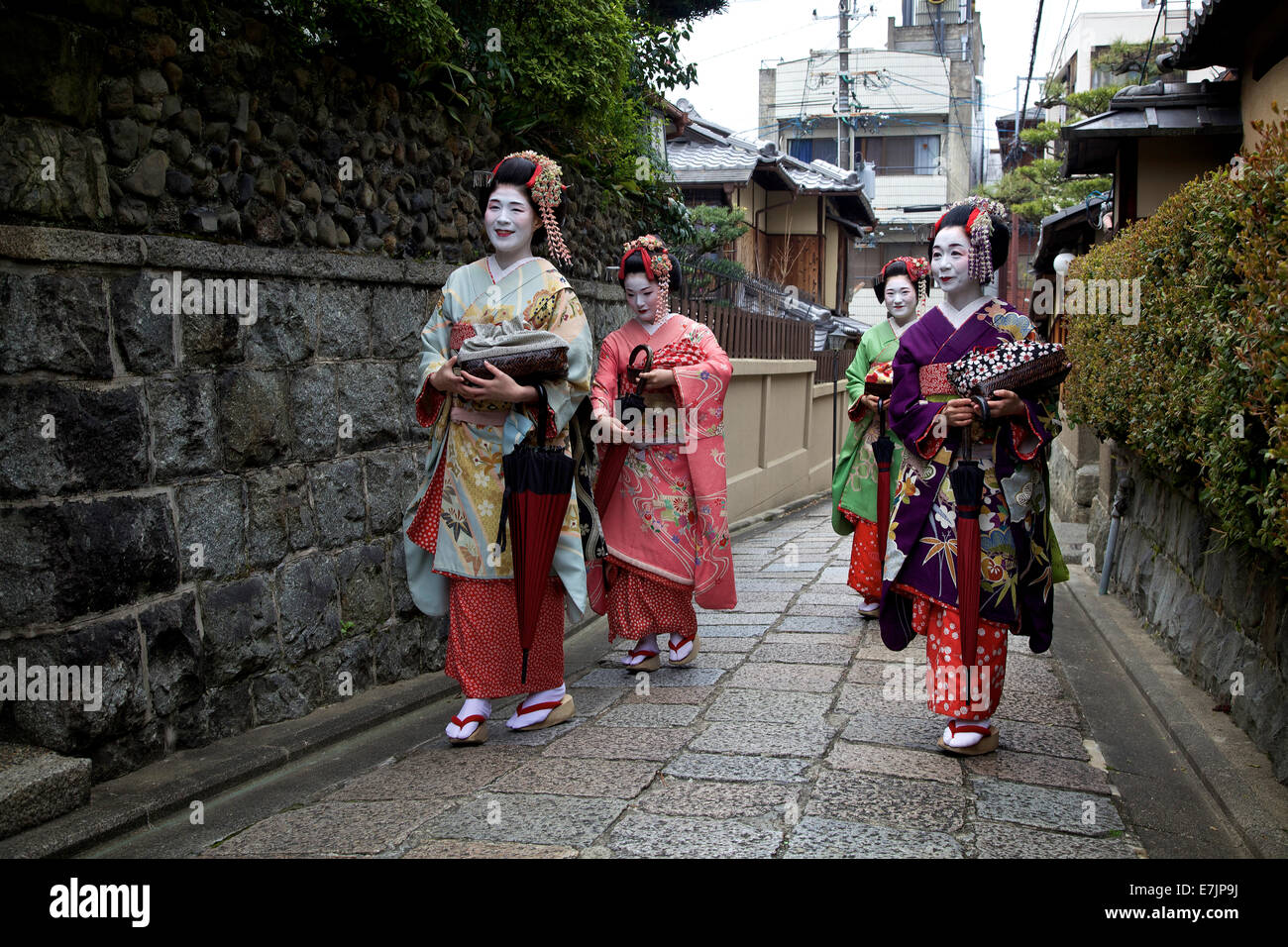 Las mujeres japonesas, geishas walkig en la calle, área de Gion, en Kioto, Japón, Asia. Maquillaje de geisha tradicional y vestidos Foto de stock