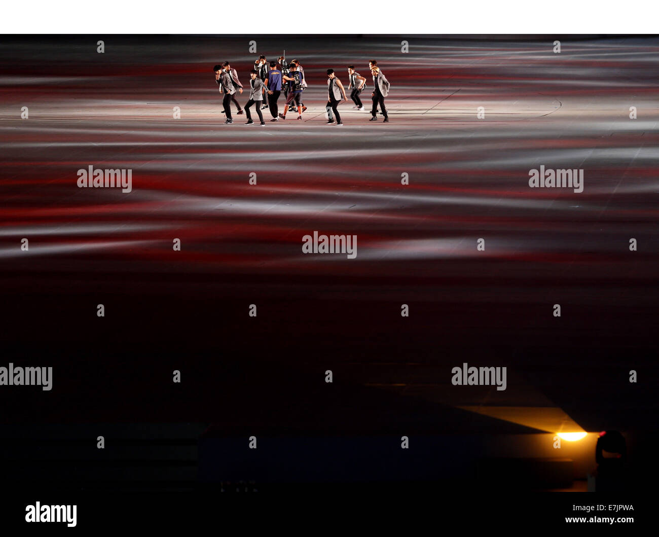 Incheon, Corea del Sur. 19 Sep, 2014. Los actores realizan durante la ceremonia de apertura de la 17ª Juegos Asiáticos en Incheon, Corea del Sur, 19 de septiembre de 2014. Crédito: Fei Maohua/Xinhua/Alamy Live News Foto de stock