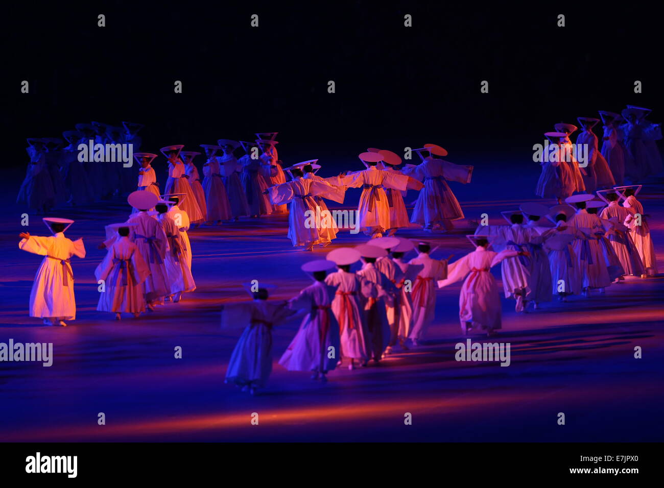 Incheon, Corea del Sur. 19 Sep, 2014. Los actores realizan durante la ceremonia de apertura de la 17ª Juegos Asiáticos en Incheon, Corea del Sur, 19 de septiembre de 2014. Crédito: Fei Maohua/Xinhua/Alamy Live News Foto de stock