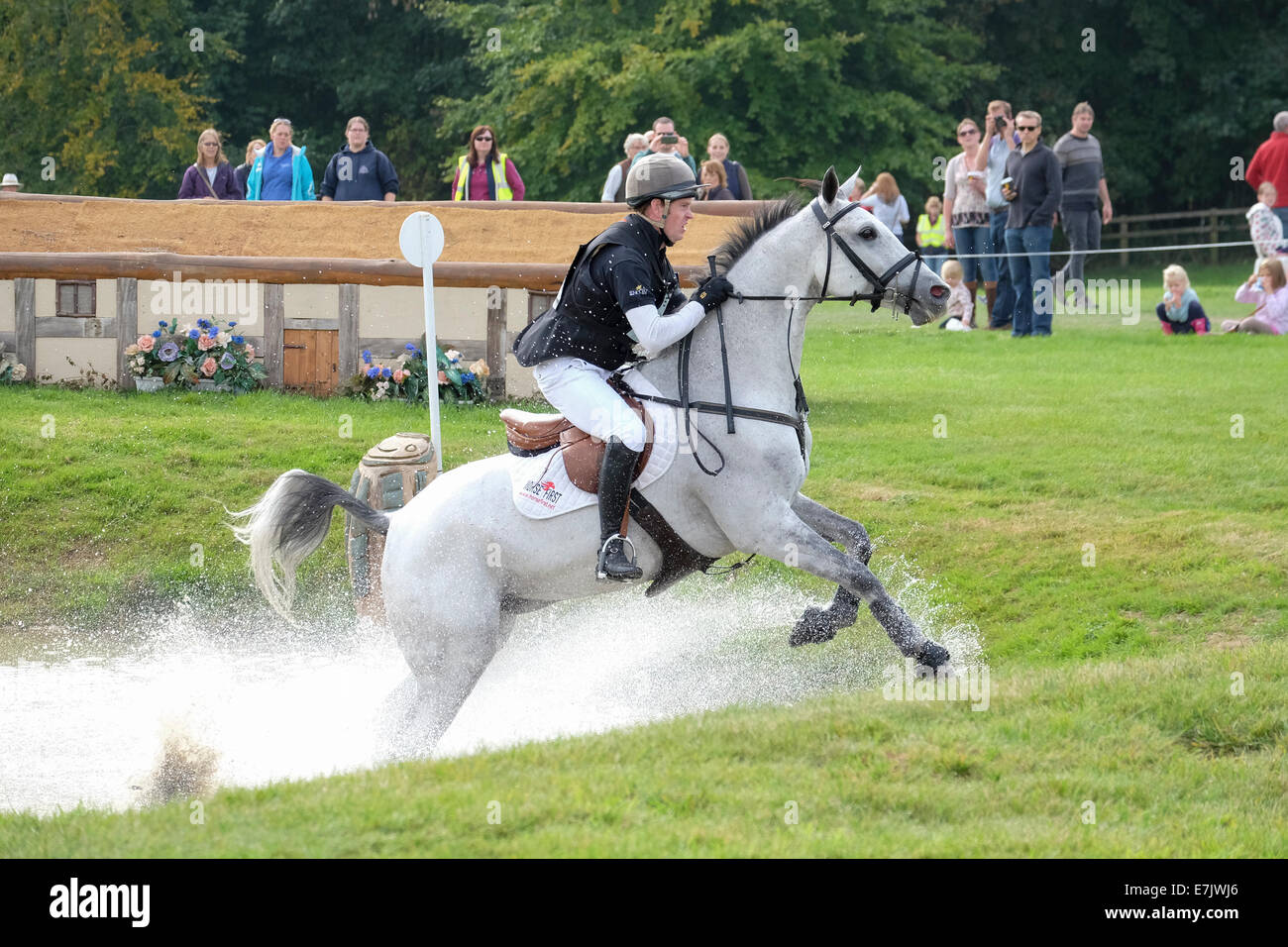Angus Smales en Blenheim International Horse Trials 2014 montando un poco mucho Foto de stock