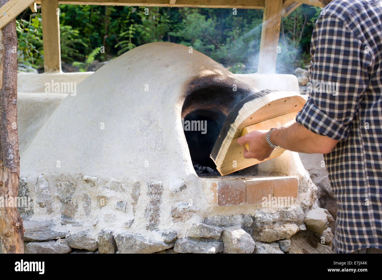 La masa de arcilla horno mazorca proyecto. El horno ha sido terminada en el pasado y ahora es el momento de comprobar el fuego ardiendo dentro Foto de stock