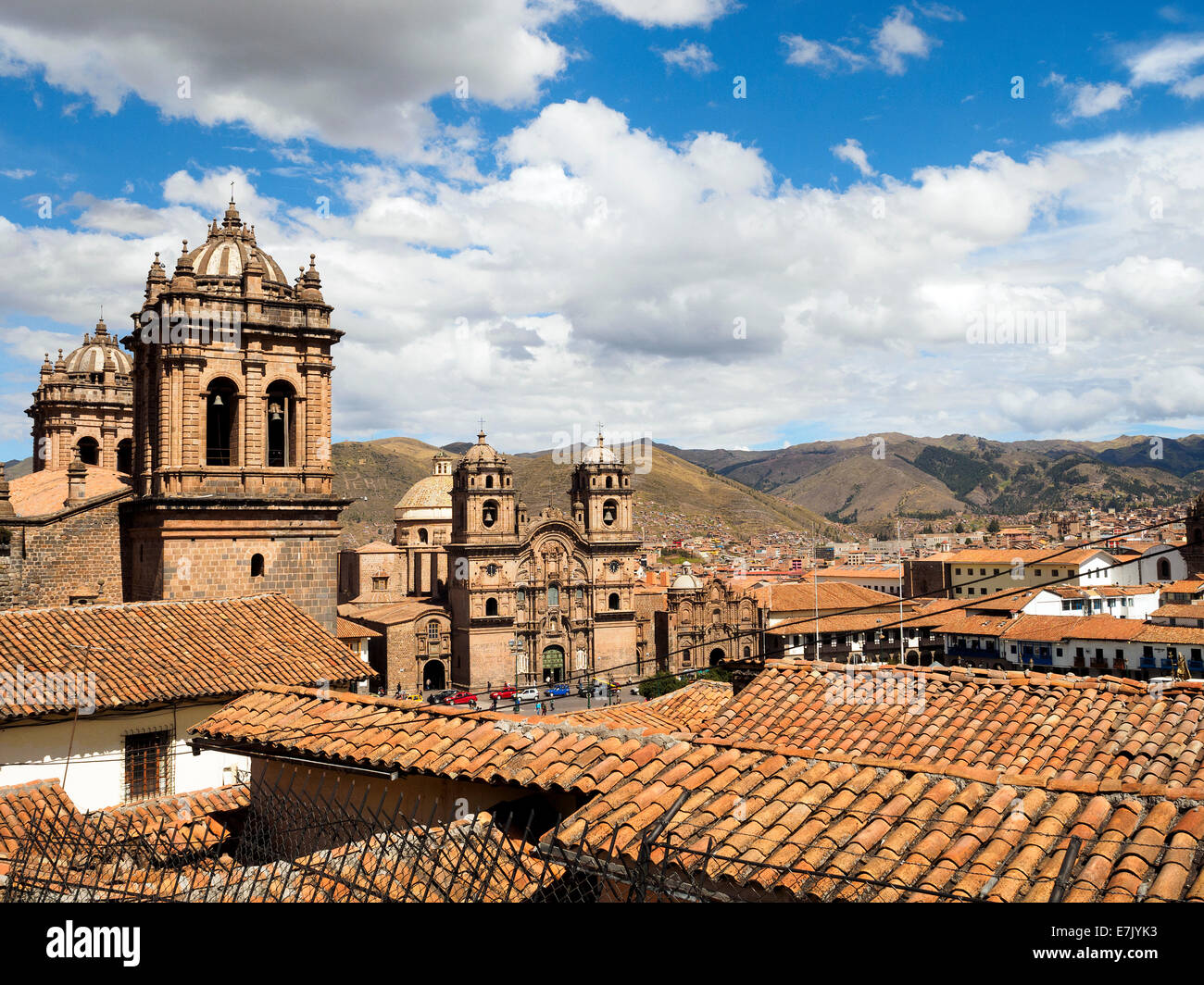 Los tejados, la Catedral de Santo Domingo, campanarios y la iglesia de la Compañía de Jesús - Cusco, Peru Foto de stock