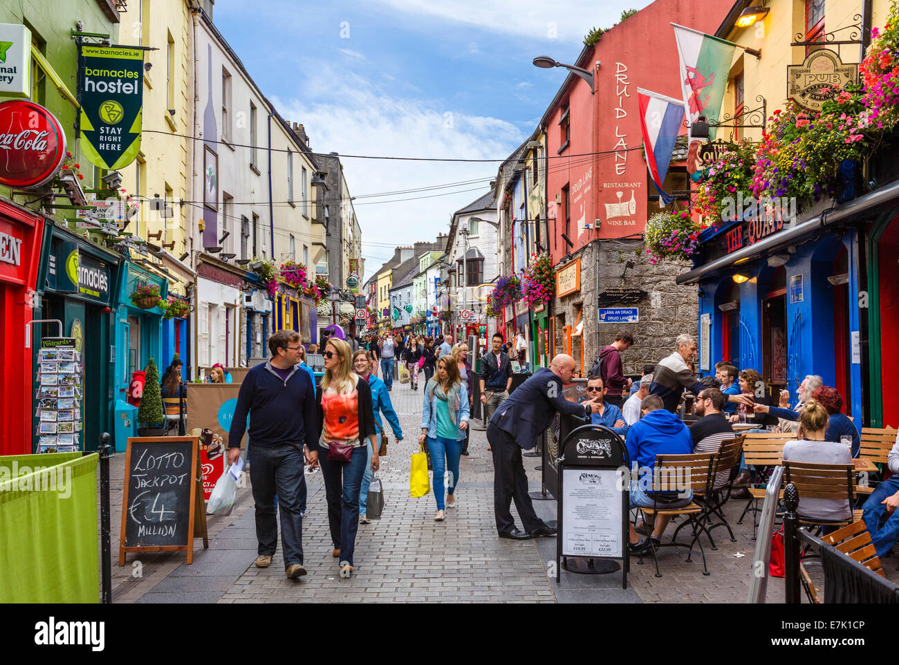 Pubs, restaurantes y tiendas en la Quay Street en el Barrio Latino de la ciudad de Galway, Condado de Galway, República de Irlanda Foto de stock