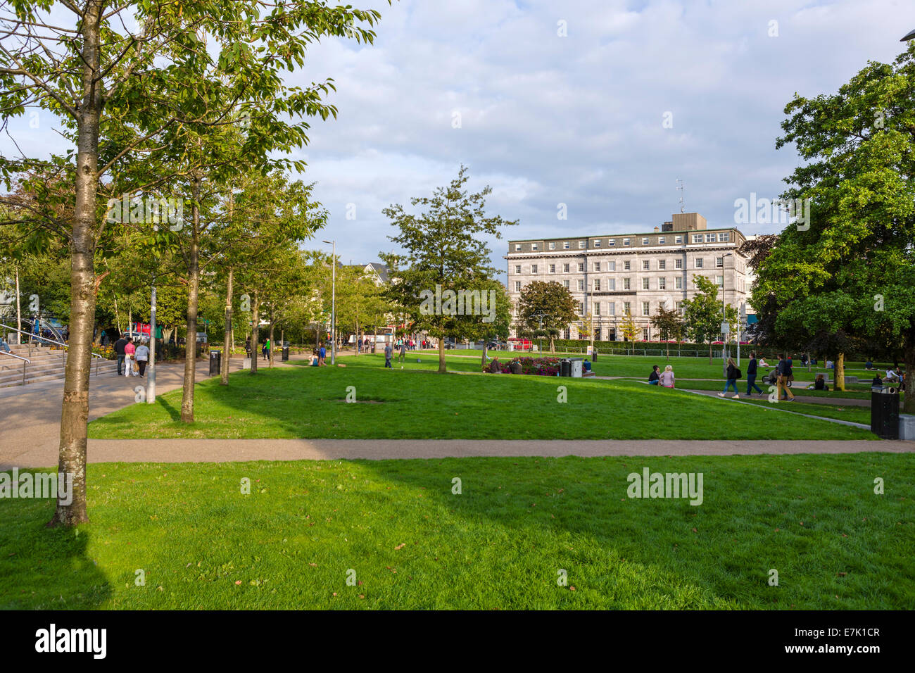Temprano por la tarde en la plaza Eyre Square, mirando hacia el Hotel Meyrick, Galway, Condado de Galway, República de Irlanda Foto de stock
