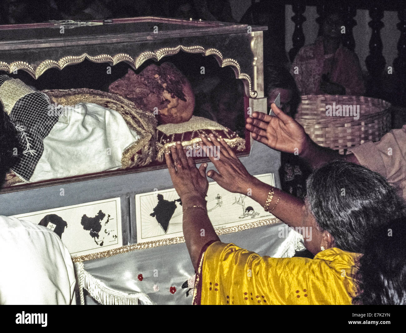 El cuerpo de San Francisco Javier es visto a través de su urna de vidrio y plata en 1974 dentro de la Catedral tras ser traída desde su último lugar de descanso en las inmediaciones de la basílica de Bom Jesus durante la solemne ostensión de sus reliquias sagradas que ocurre cada 10 años en Goa, India. Como el primer misionero Jesuita y co-fundador de la Sociedad de Jesús, Xavier llegó a Goa en 1542 para restaurar el Cristianismo a los colonos portugueses, allí y en otros lugares de Asia. El Papa lo declaró santo 70 años después de su muerte en 1552. Foto histórica. Foto de stock