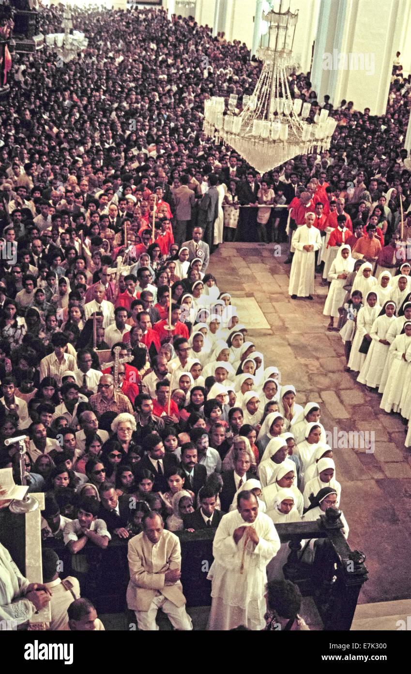 Miles de Católicos Romanos y otros peregrinos se agolpan en la catedral en 1974 para ver el cuerpo de San Francisco Javier, que es traída desde su último lugar de descanso en las inmediaciones de la basílica de Bom Jesus durante la solemne ostensión de sus reliquias sagradas que ocurre cada 10 años en Goa, India. Como el primer misionero Jesuita y co-fundador de la Sociedad de Jesús, Xavier llegó a Goa en 1542 para restaurar el Cristianismo a los colonos portugueses, allí y en otros lugares de Asia. El Papa lo declaró santo 70 años después de su muerte en 1552. Foto histórica. Foto de stock