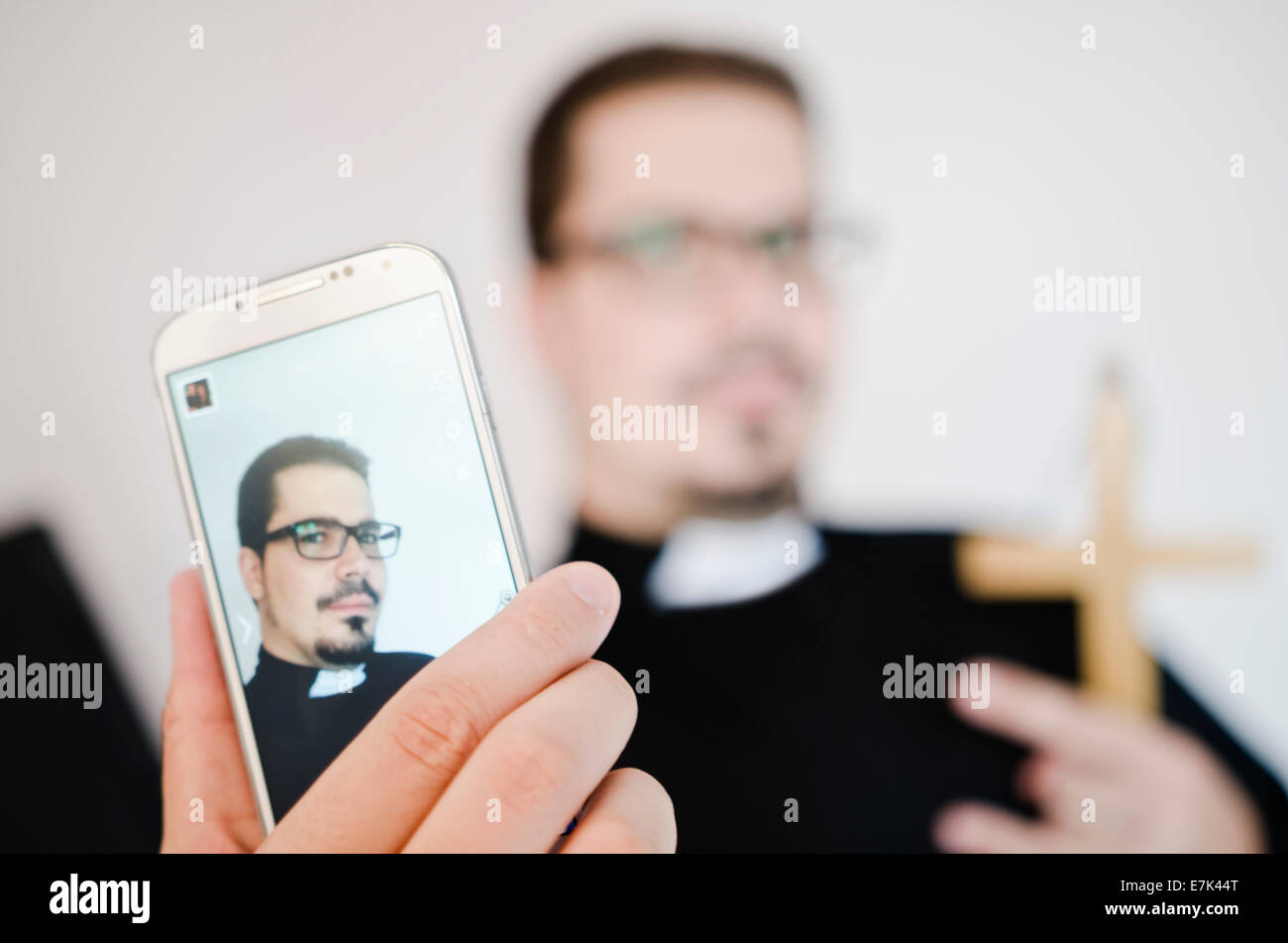 Foto de estudio imagen del sacerdote aislado sobre fondo blanco. Foto de stock