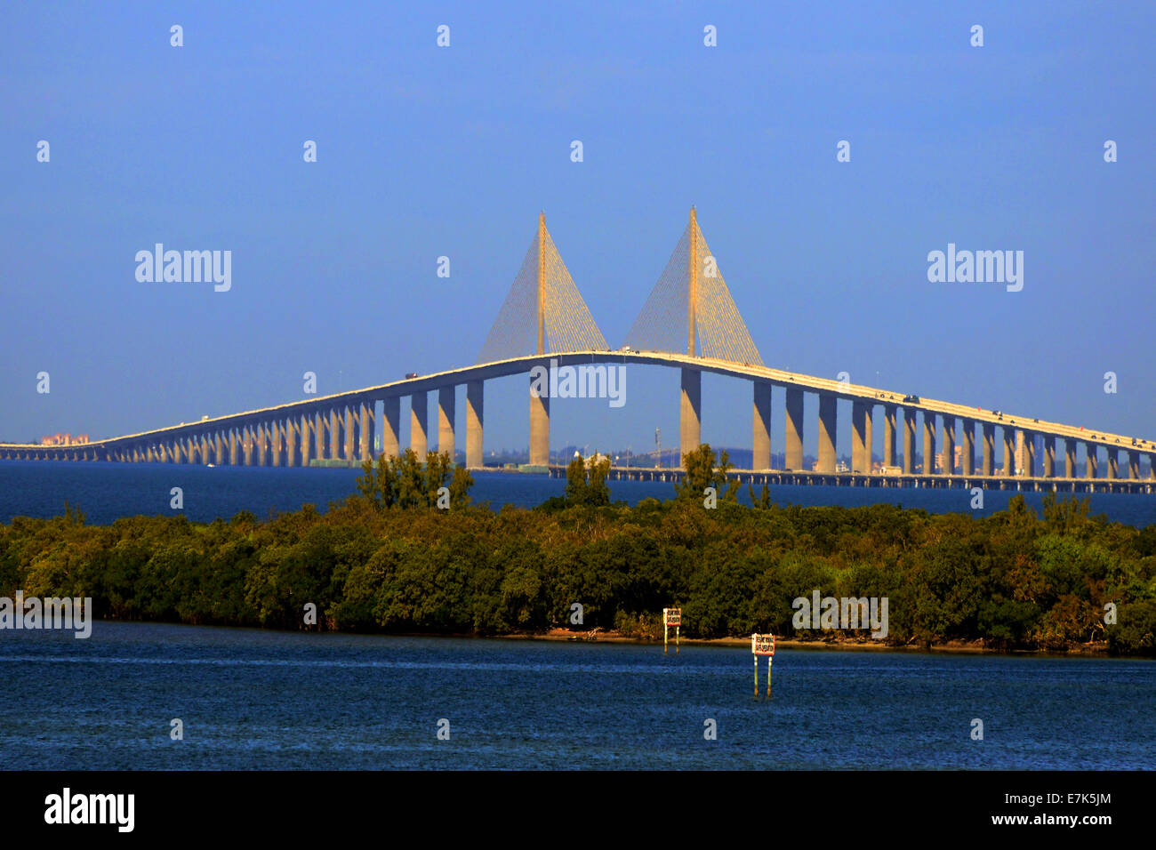 El Bob Graham Sunshine Skyway Bridge es un puente de la Bahía de Tampa, Florida, con un cable principal nos alojamos span Foto de stock