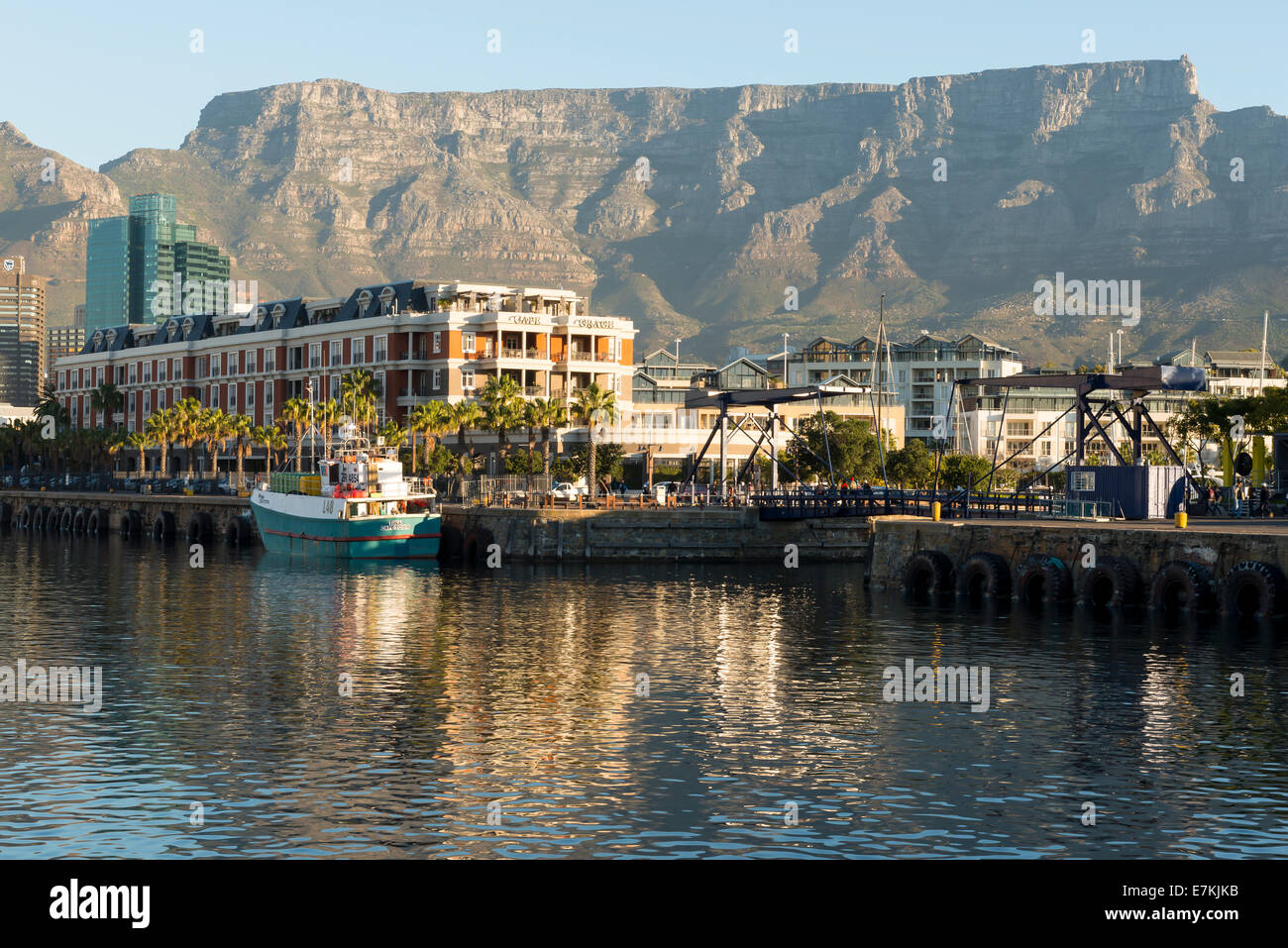 Victoria and Alfred Waterfront Cape Town South Africa con Cape Grace Hotel y Table Mountain Foto de stock