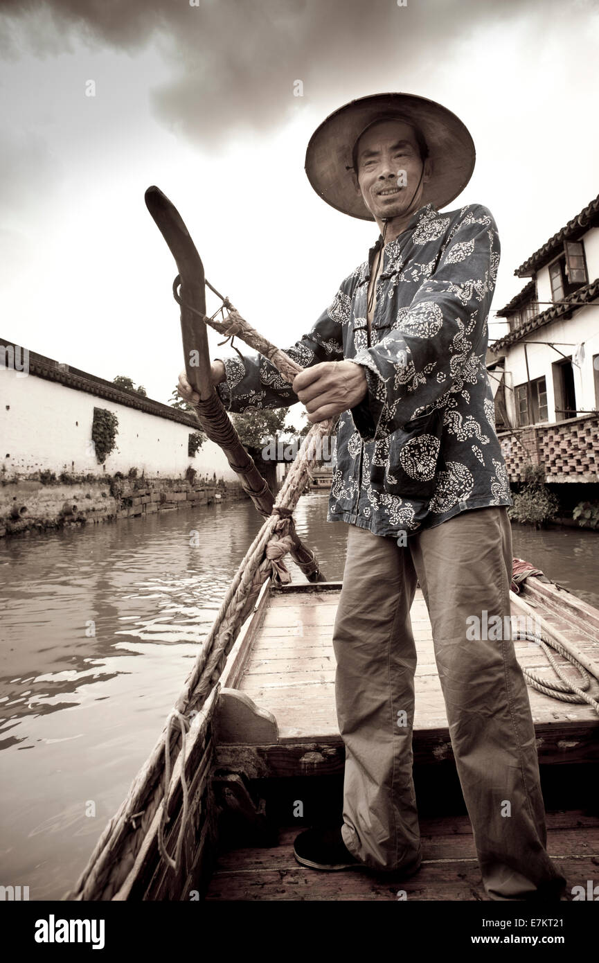 Barquero en Tongli, China. Foto de stock