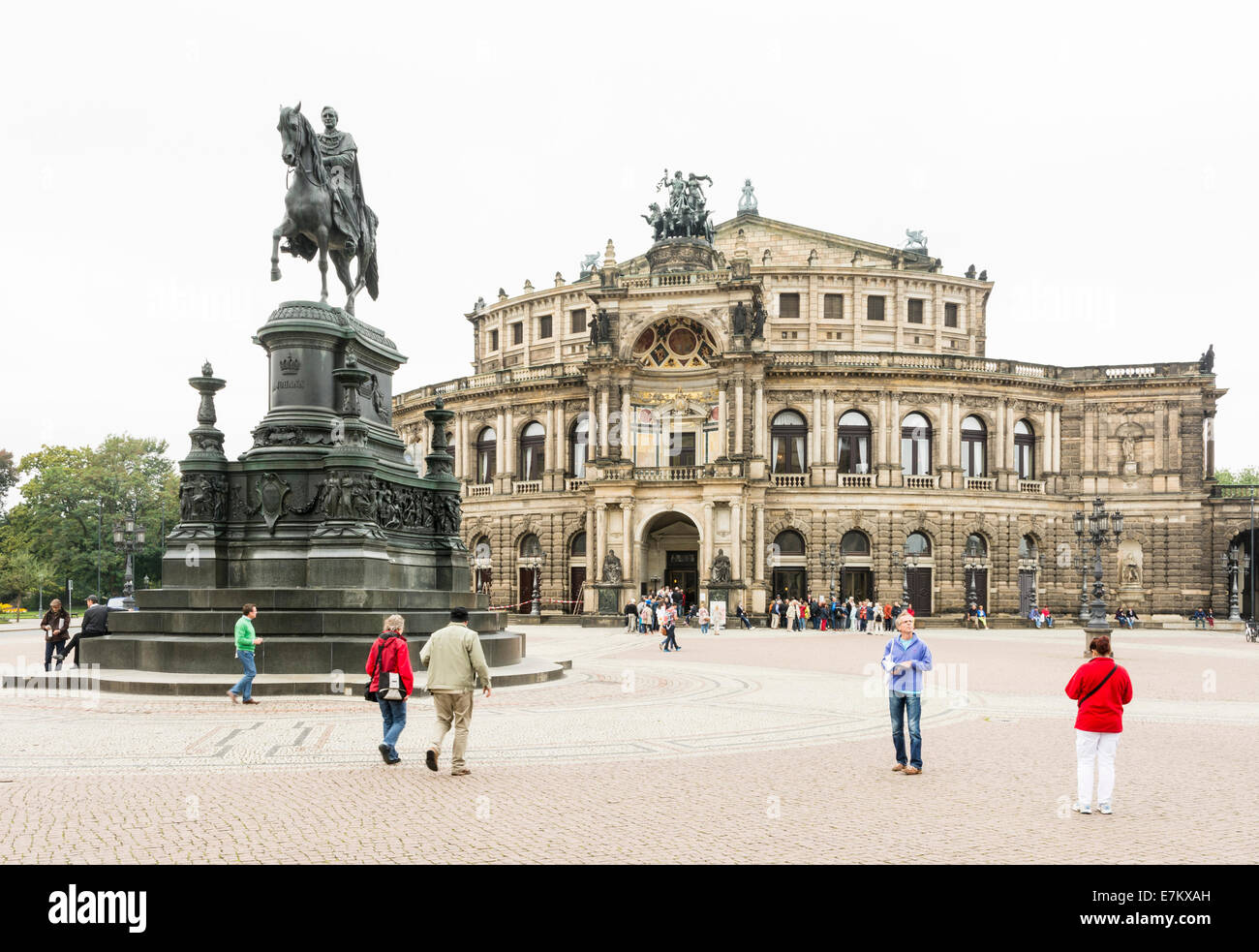 DRESDEN, Alemania - 4 de septiembre: Turistas en la Opera Semper en Dresden, Alemania, el 4 de septiembre de 2014. Foto de stock