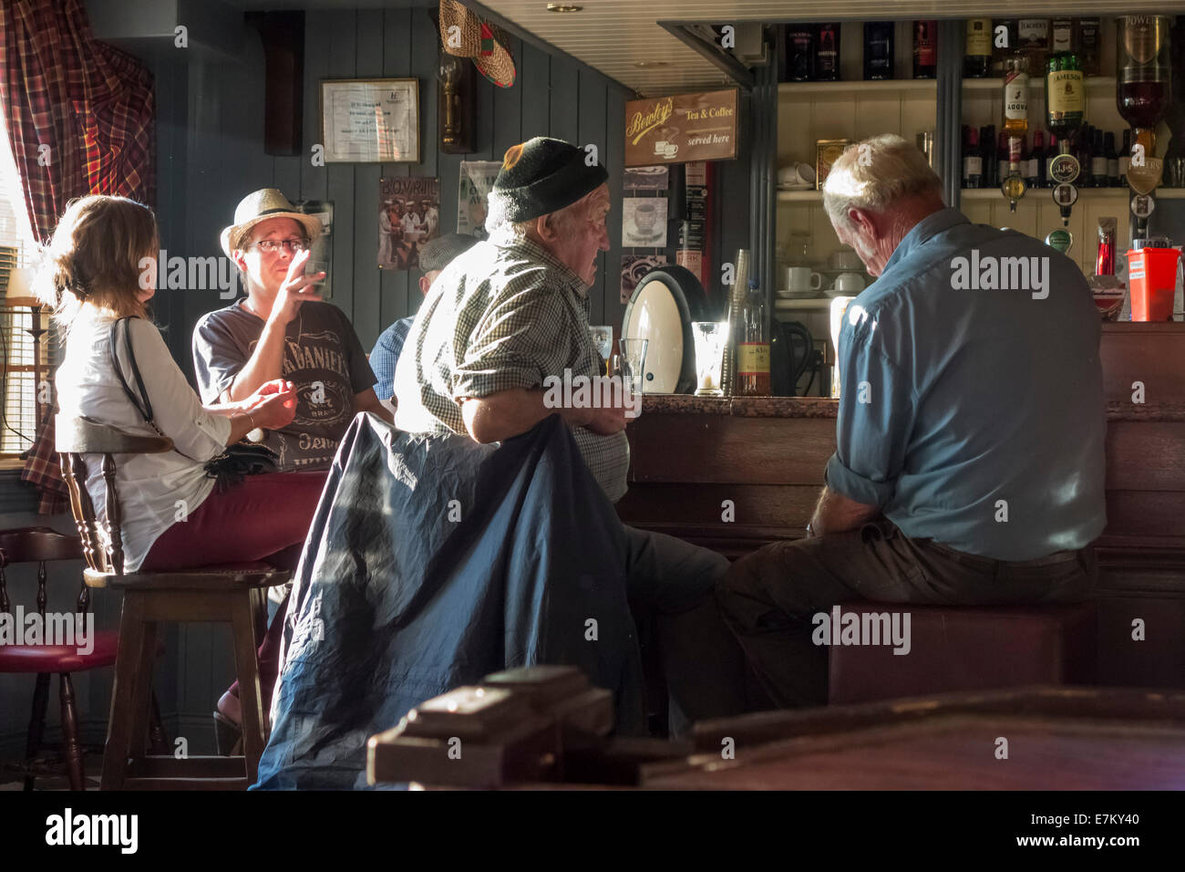 Bebederos en un pub tradicional en el centro de Killorglin, Condado de Kerry, República de Irlanda Foto de stock