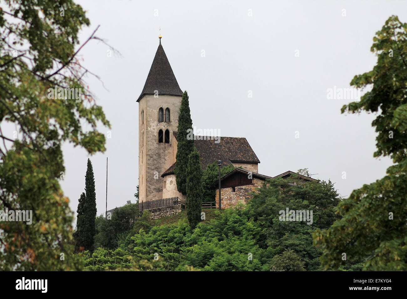 La antigua iglesia de San Giacomo de Termeno / Tramin, Bolzano / Bozen, Alto Adige / Sudtirol, Italia Foto de stock