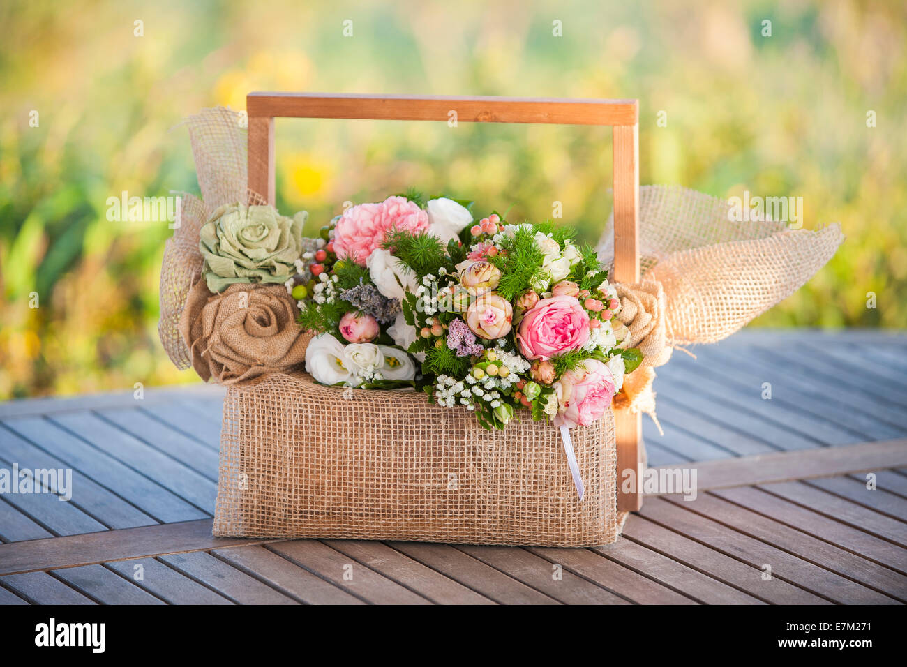 Una composición de flores frescas y coloridas para un país y romántica boda en Umbría, Italia. Foto de stock