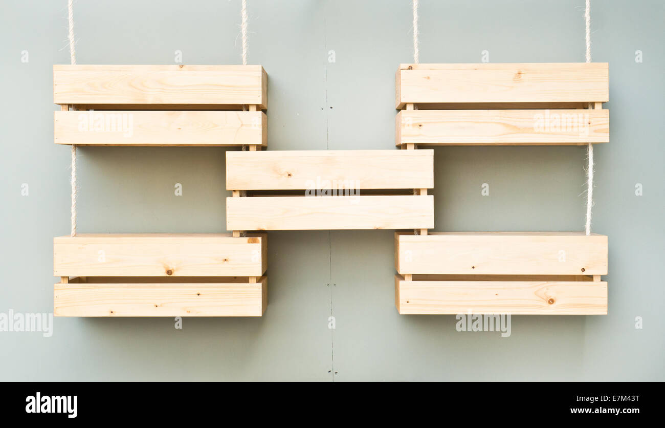 Cinco cajas display de madera colgado en una pared Fotografía de stock -  Alamy