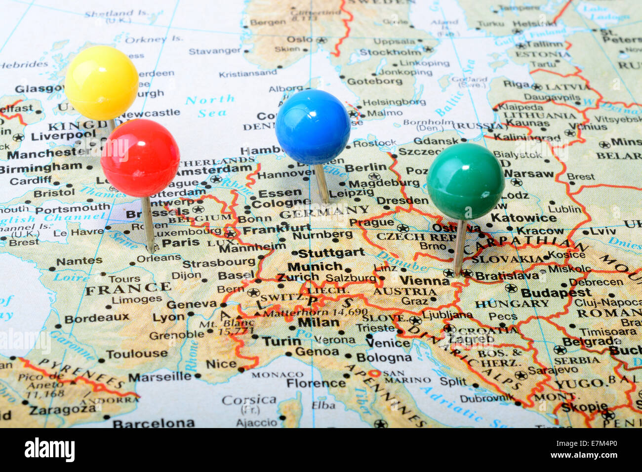 Foto de un mapa que muestra las ciudades principales de Europa occidental con una colorida tack Foto de stock