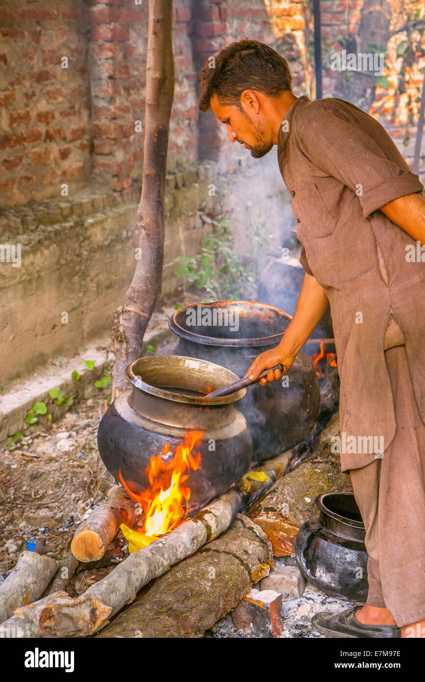 dos grandes ollas de hierro cocinando sobre un fuego de leña para una  comida en el campo Stock Photo