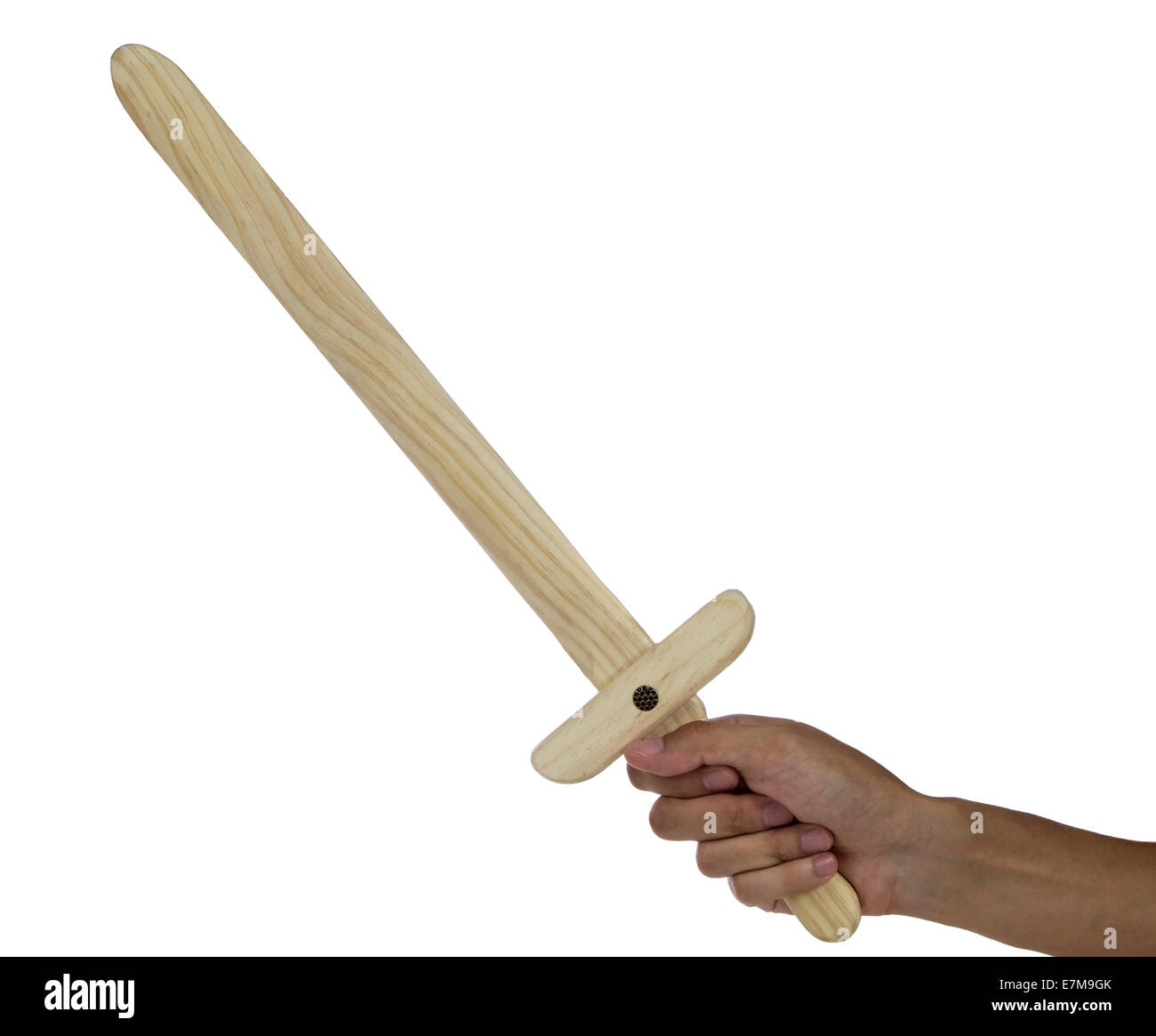 Mano sostiene una espada de madera aislado sobre fondo blanco. Foto de stock