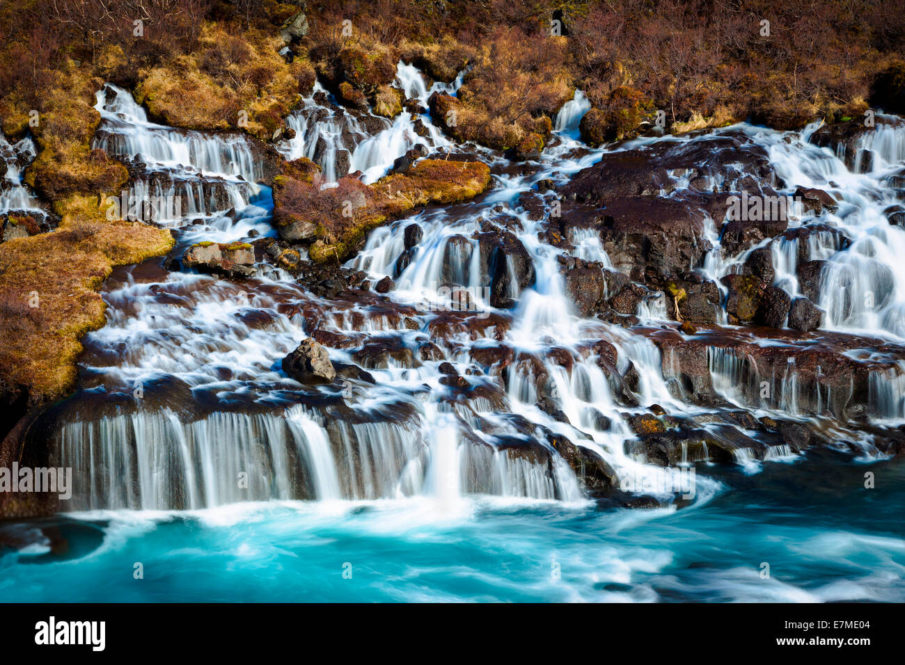 Hraunfossar, una cascada de pequeñas cascadas que desembocan en el río Hvita, Vesturland, Islandia. Foto de stock