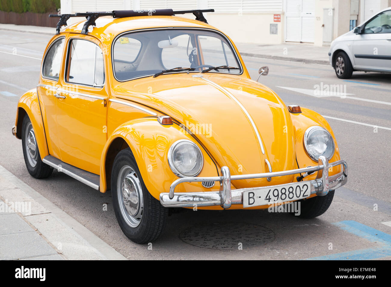 Volkswagen amarillo Kafer está estacionado en la carretera Foto de stock
