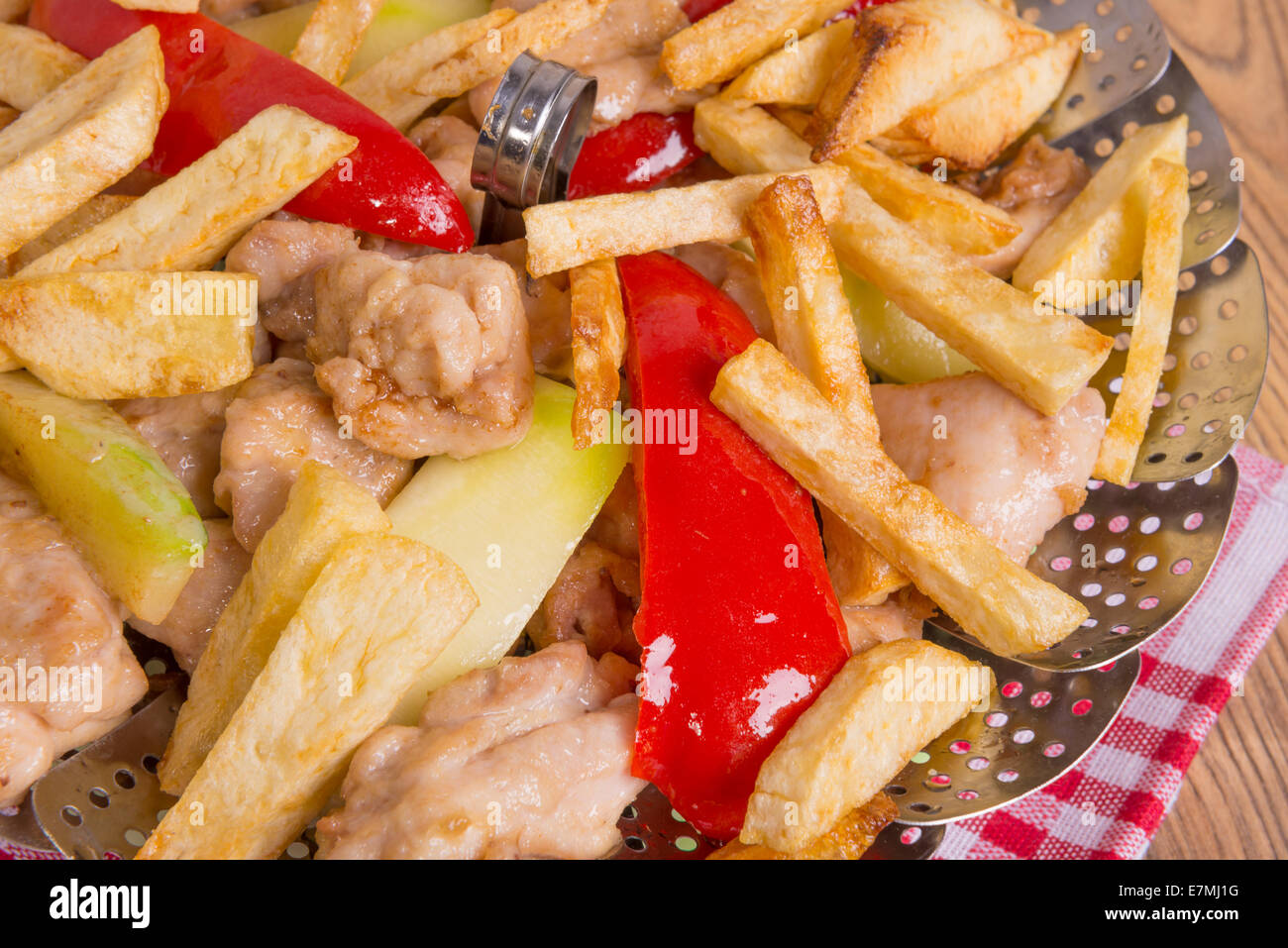 Pollo frito en mantequilla con patatas, calabacín y pimiento Fotografía de  stock - Alamy