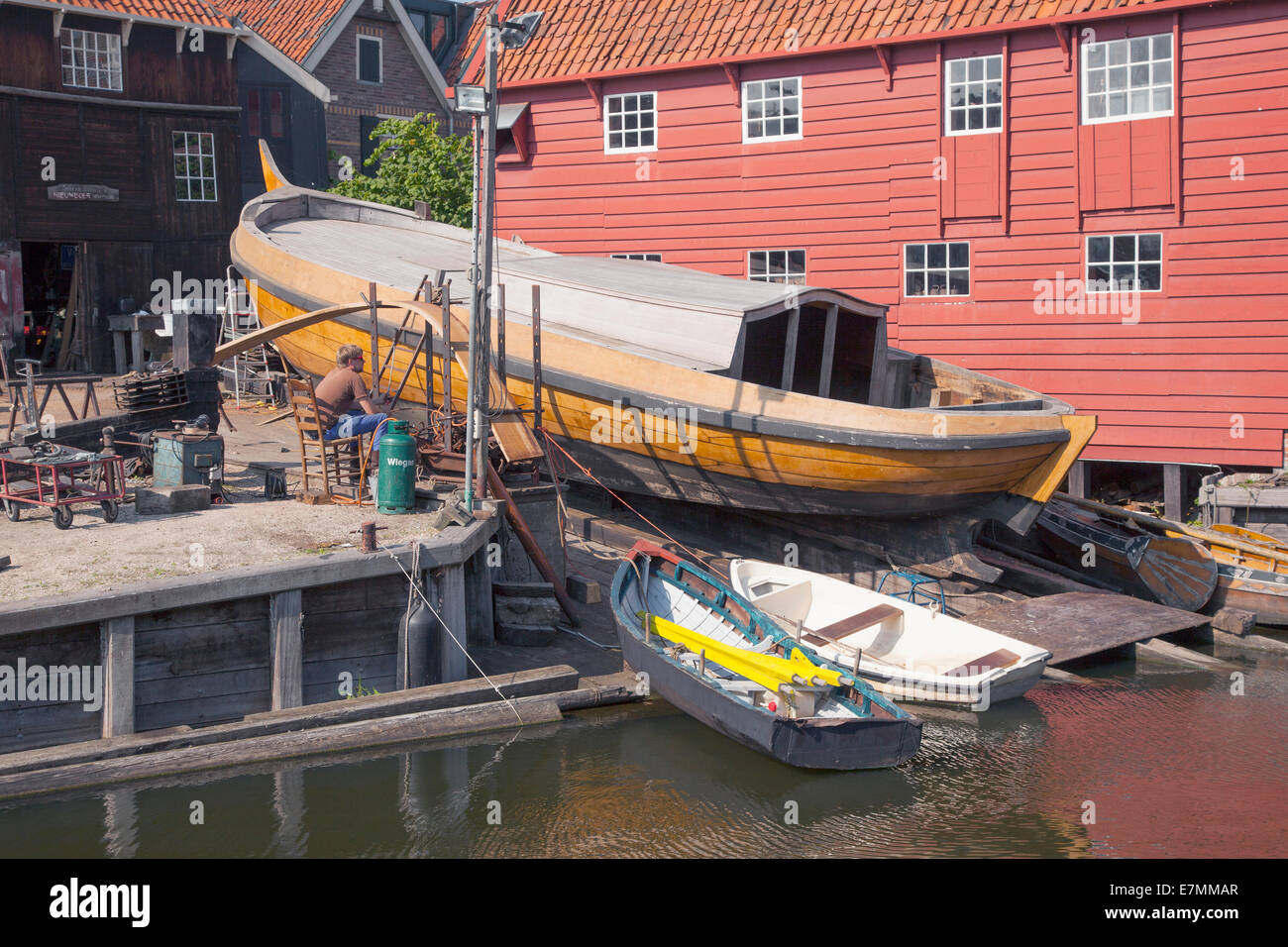 Antiguo astillero en el pueblo holandés de Spakenburg en los Países Bajos Foto de stock
