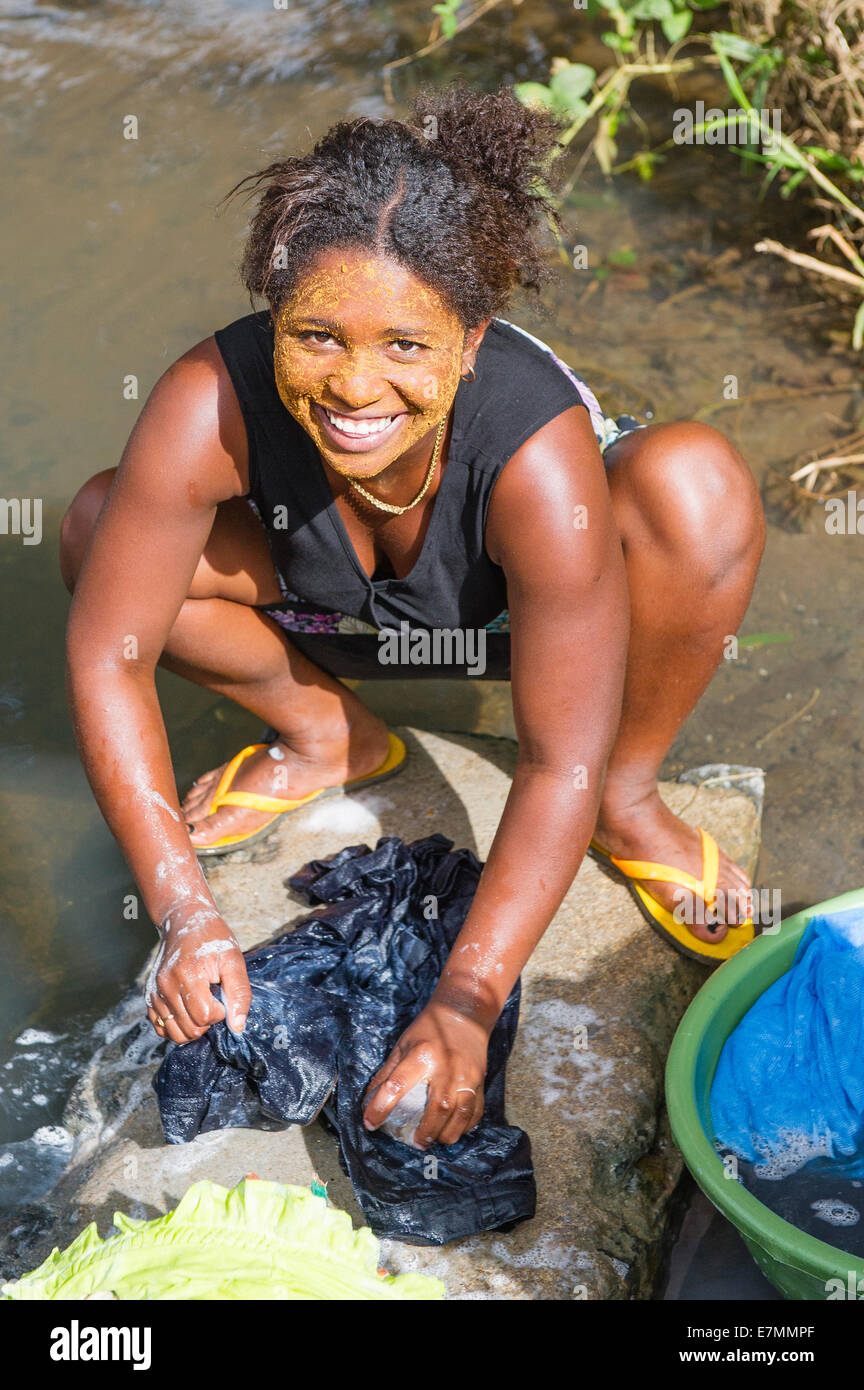 Una lavando ropa en un en Madagascar Fotografía stock - Alamy