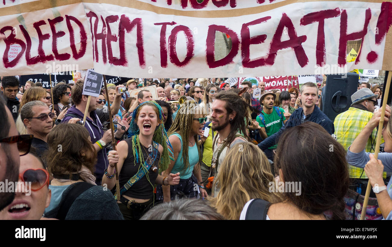 Un grupo de manifestantes se mantenga carteles y una pancarta durante la manifestación del cambio climático, Londres, 21 de septiembre de 2014. © Sue Cunningham Foto de stock