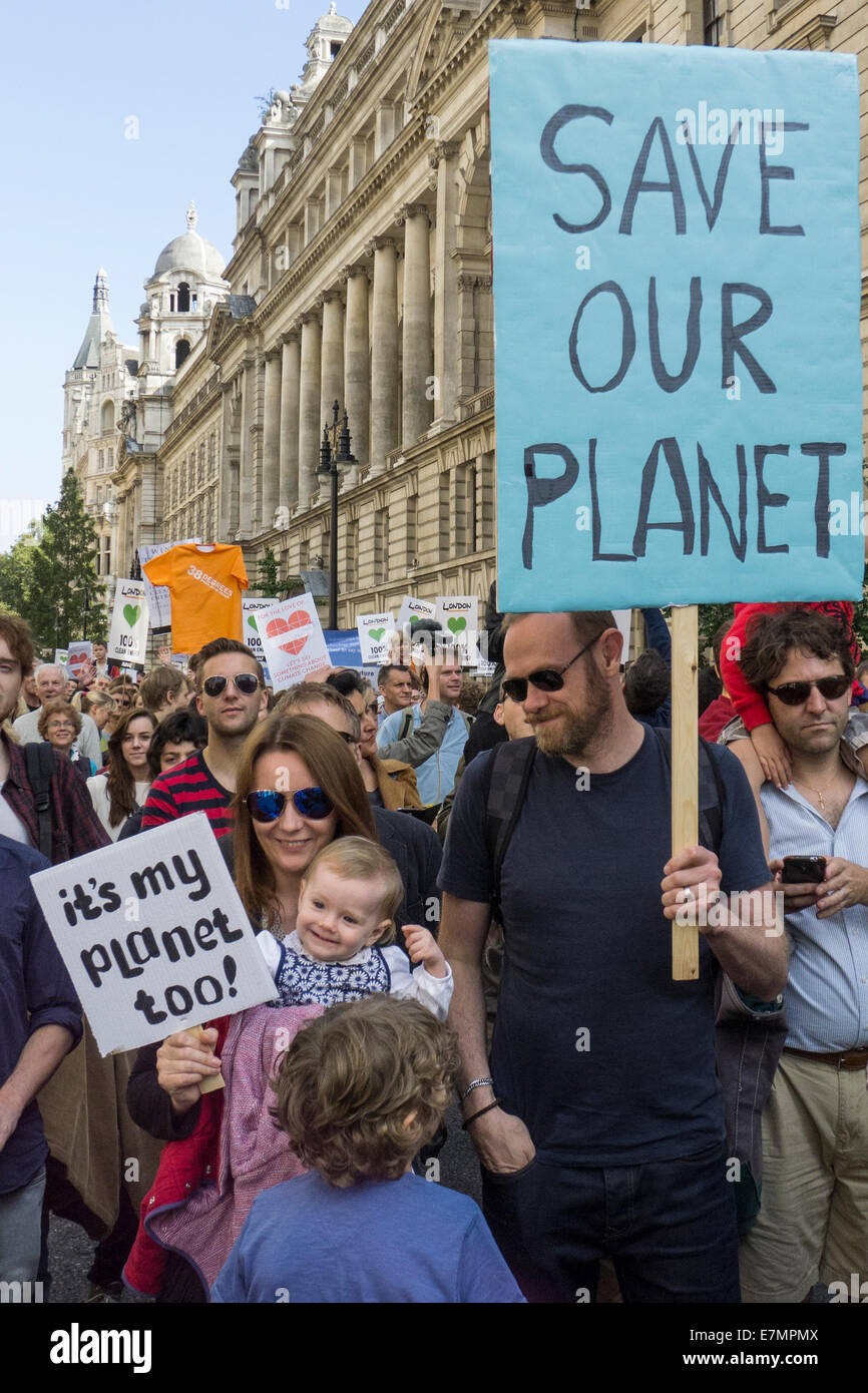 Una familia marchas sosteniendo pancartas; el padre dice 'Save' de nuestro planeta, el bebé tiene "es mi planeta demasiado!'; el cambio climático la demostración, Londres, 21 de septiembre de 2014. © Sue Cunningham Foto de stock