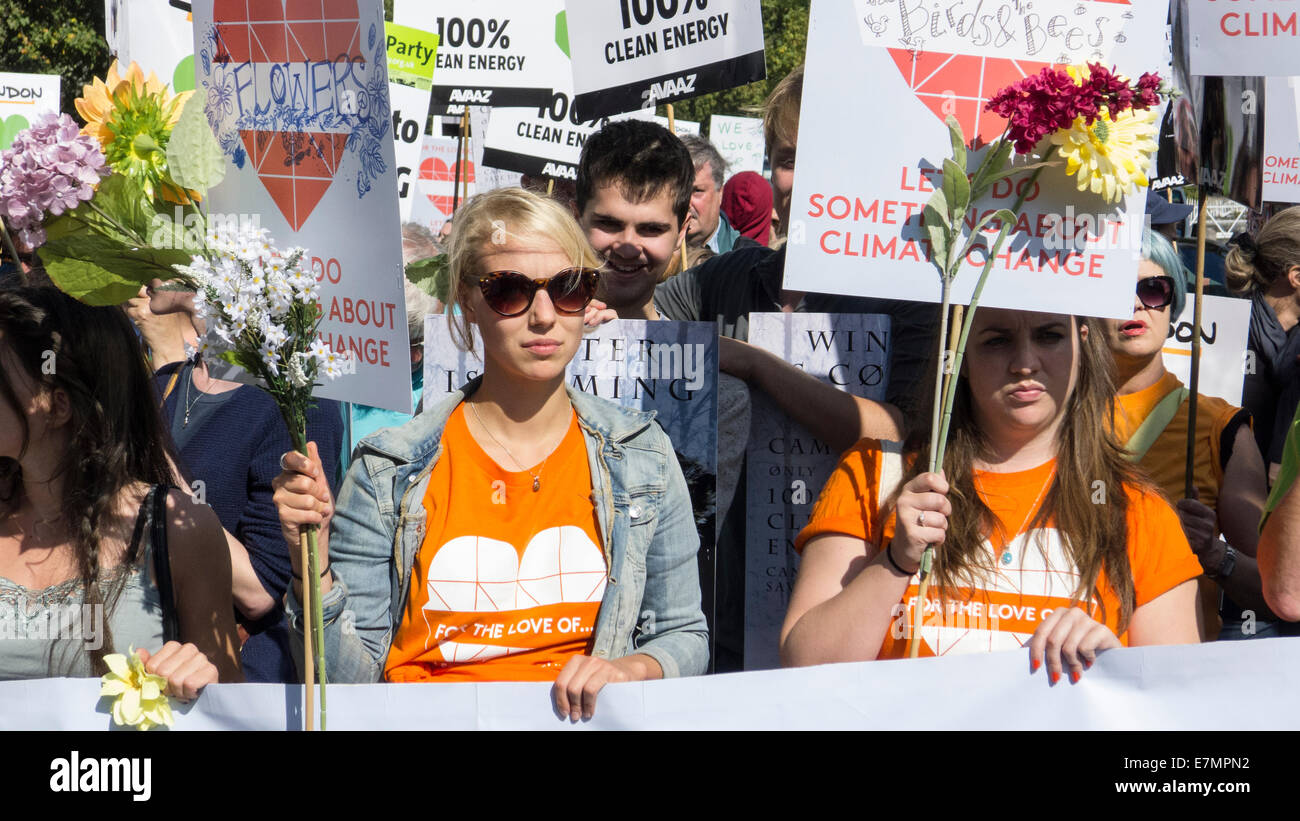 Los manifestantes mantenga carteles que dicen "Hagamos algo sobre el cambio climático" decorado con flores en el Cambio Climático la demostración, Londres, 21 de septiembre de 2014. © Sue Cunningham Foto de stock