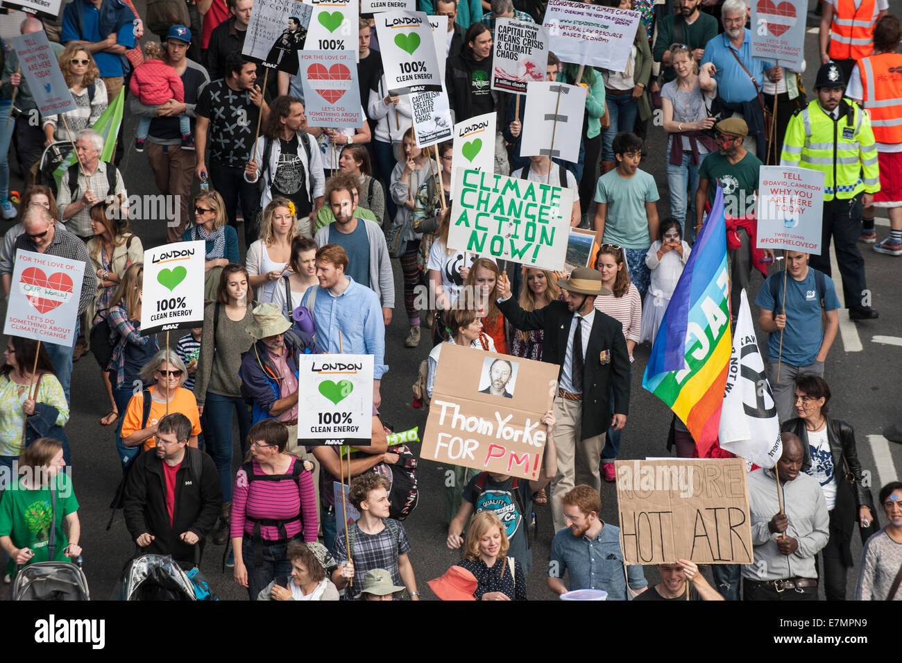 Londres, Reino Unido. 21 Sep, 2014. Manifestantes sostener pancartas aloft, algunos impresos y algunos hechos a mano, en la manifestación del cambio climático, Londres, 21 de septiembre de 2014. Crédito: Sue Cunningham Photographic/Alamy Live News Foto de stock