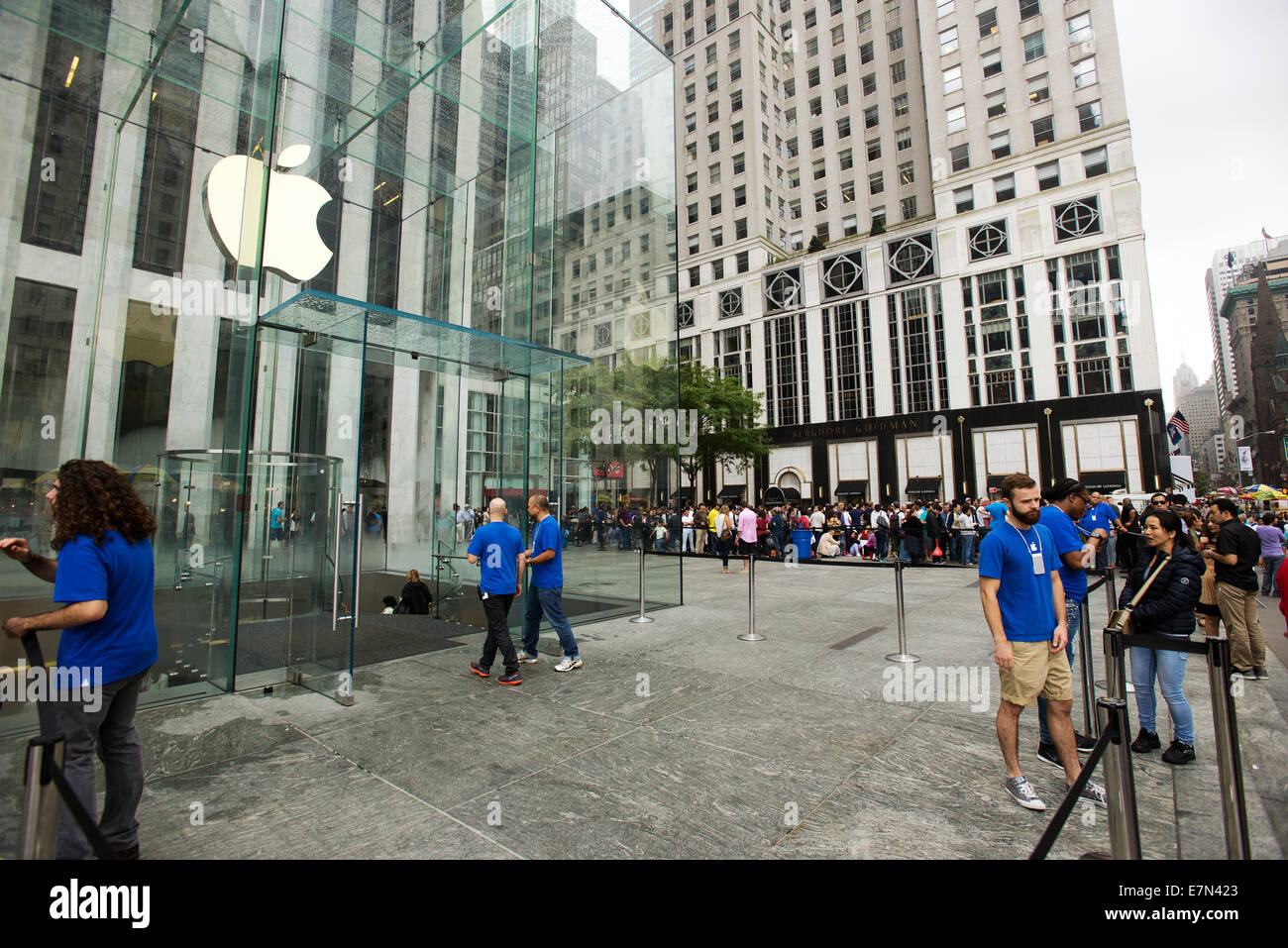 Multitud esperando para Iphone6 línea Apple Store 5th Avenue New York Foto de stock