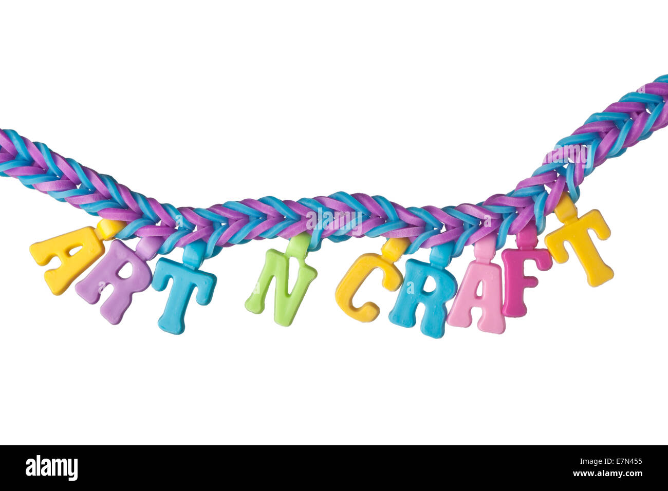 Banda de goma de colores brazalete con las palabras Arte Artesanía N aislado sobre fondo blanco. Foto de stock