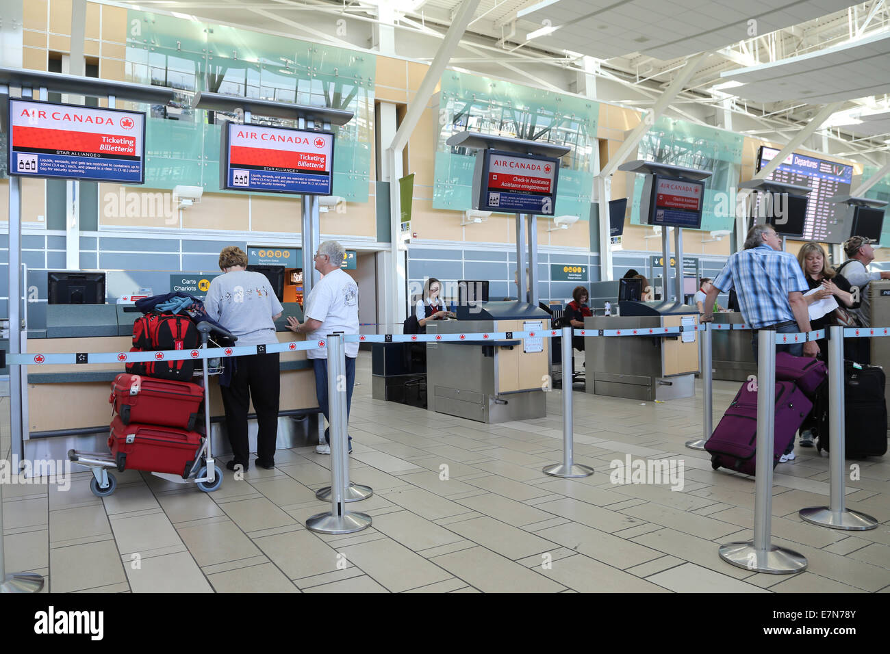 Cerca al mostrador de registro de Air Canada en YVR airport Foto de stock