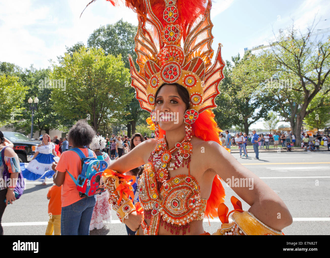 Hermosa mujer brasileña vestida con colorido disfraz de carnaval y bandera  de brasil durante el carnaval en la calle p
