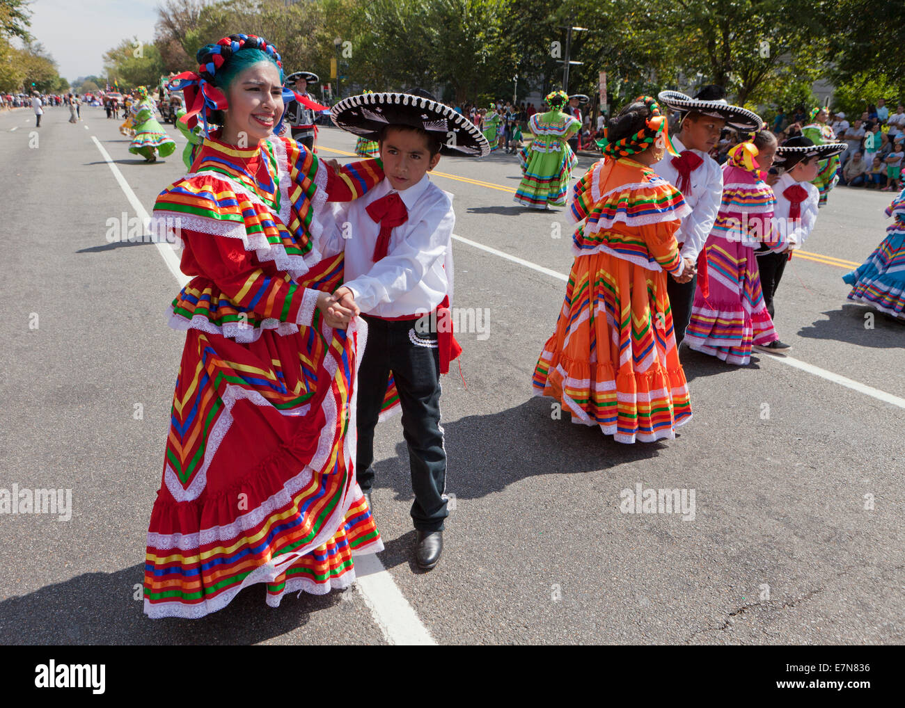 Los jóvenes bailarines realizando Jarabe Tapatío (baile mexicano del  sombrero) en el festival al aire libre - Washington, DC, EE.UU Fotografía  de stock - Alamy